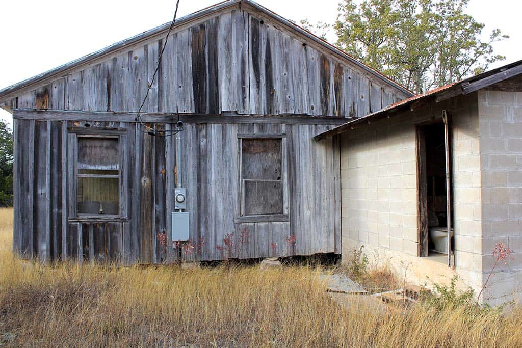 Old school building in Peyton Colony, one of the creepiest places in USA