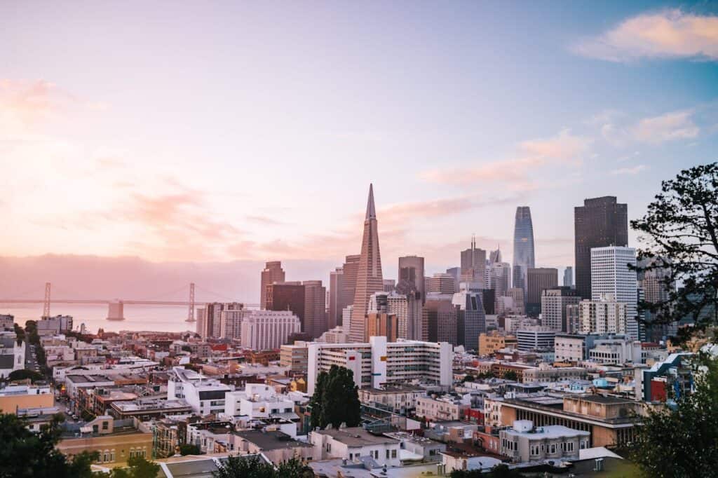 Skyline of San Francisco - Iconic cityscape with landmarks such as Golden Gate Bridge and Transamerica Pyramid.